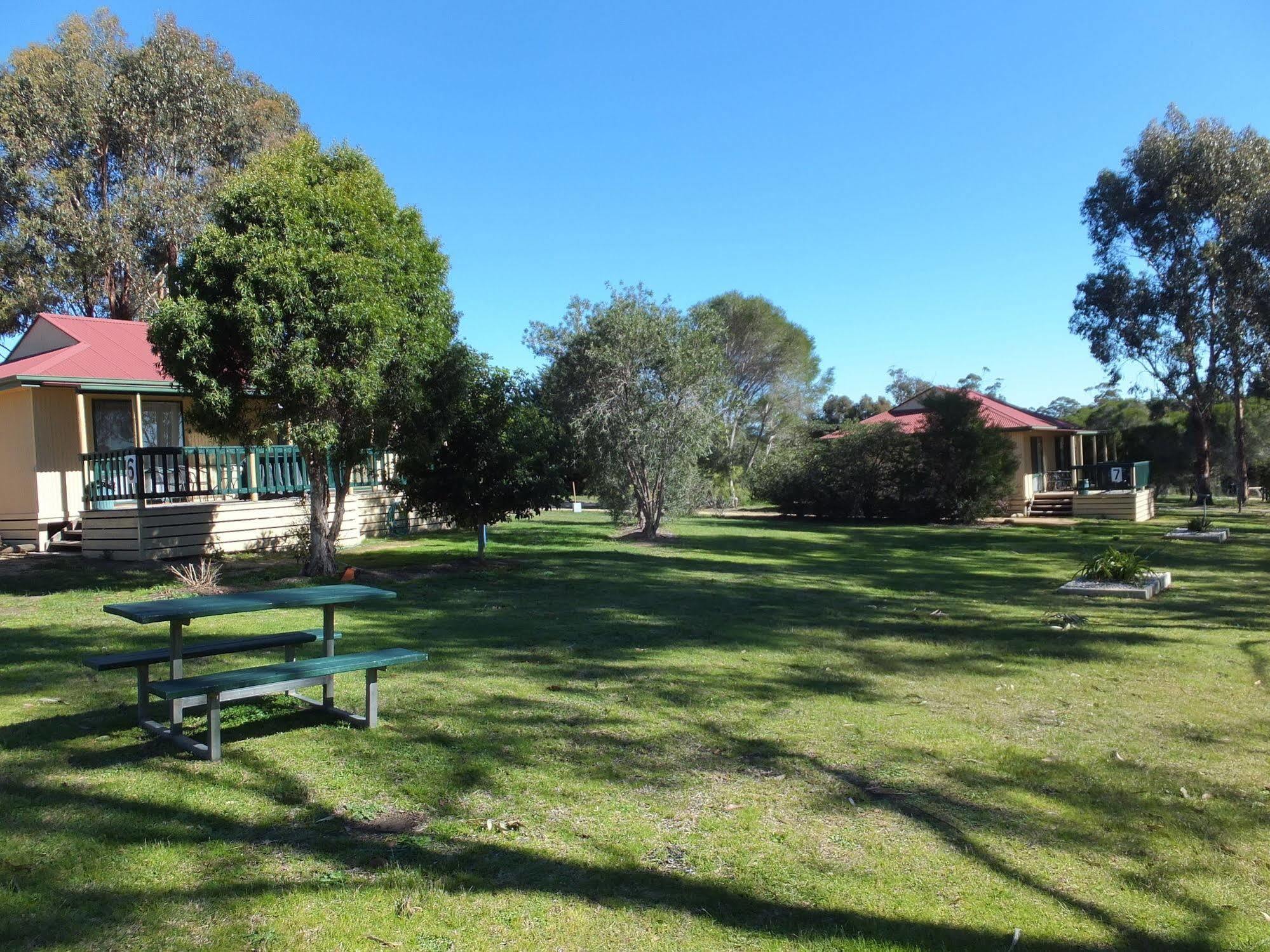 Lakes Entrance Country Cottages エクステリア 写真